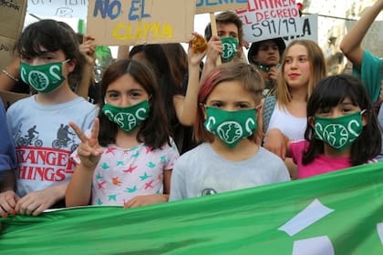 Camila (9), Eli (9) y Luna (6) al frente de la marcha hacia el Congreso Nacional. Sostuvieron la bandera principal bajo las palabras de "Acción Climática"