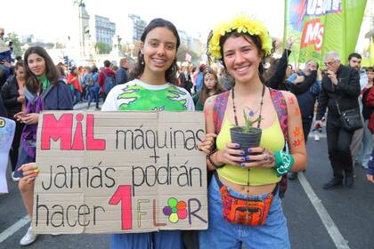 María del Rosario y Rosario, ambas de 16 años dijeron presente en la marcha por el clima.