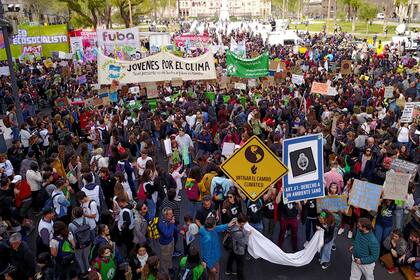 La marcha por el cambio climático en Buenos Aires convocó a más de 7 mil jóvenes para exigir a los líderes políticos medidas concretas y urgentes para combatir el cambio climático
