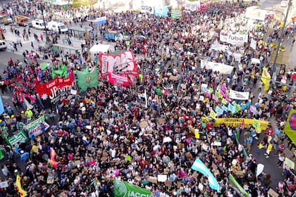 Jóvenes autoconvocados y miembros de múltiples organizaciones ambientales marcharon para frenar los efectos de la crisis climática