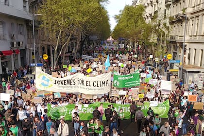 Movilización de Plaza de Mayo al Congreso Nacional en el marco de la 3° marcha global por la crisis climática y de especies