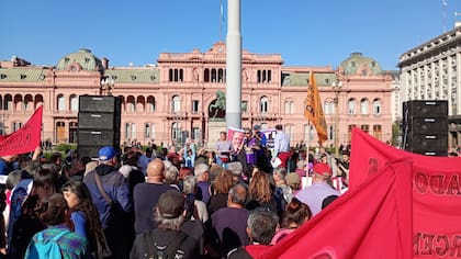 Marcha por el Día Nacional del Jubilado en Casa Rosada. Foto: X