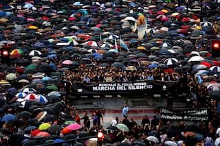 Fiscales y funcionaros judiciales marchan en memoria de los 10 años de la muerte de Nisman