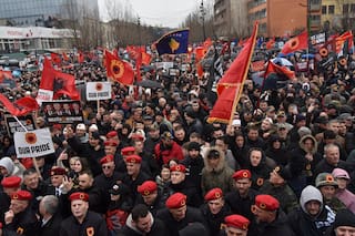marchan en Kosovo contra juicios por crímenes de guerra en aniversario de independencia
