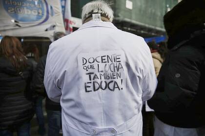 Marchan hacia la Casa de Chubut en reclamo por las agresiones sufridas por los docentes patagónicos