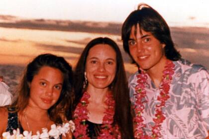 Marcheline junto a sus dos hijos, Angelina y James Haven