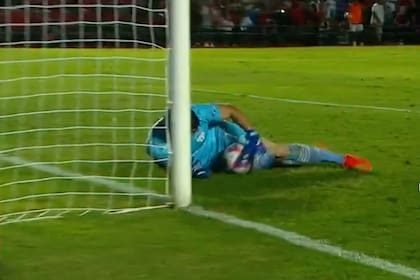 Marchioni contiene el penal de Neris. Colón y Atlético Tucumán empataron 0 a 0