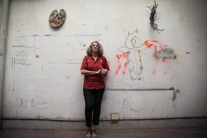 Marcia Schvartz con su obra; La artista que esta mudando su taller, prepara una muestra en Tucumán; tras las huellas del realismo y el expresionismo en la pintura argentina 