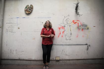 Marcia Schvartz con su obra; La artista que esta mudando su taller, prepara una muestra en Tucumán; tras las huellas del realismo y el expresionismo en la pintura argentina