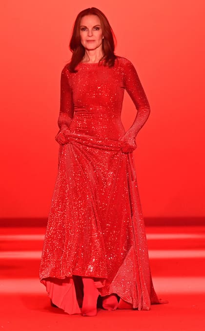 Marcia Cross, la recordada actriz de Amas de casa desesperadas y Melrose Place, se subió a los 61 años a las pasarelas francesas y demostró que no hay edad para brillar en el mundo de la moda. La actriz estadounidense fue parte de la presentación de la colección otoño-invierno 2024/2025 y desfiló con un vestido rojo cubierto con lentejuelas que combinó a la perfección con su ya icónica melena colorada