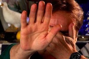 Marcial Berro se tapa la cara en una escena de "Construcción de un mundo", de Guillermo Costanzo