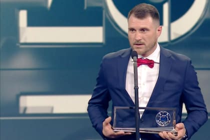 Marcin Oleksy recibe el Puskás durante la ceremonia de los premios The Best