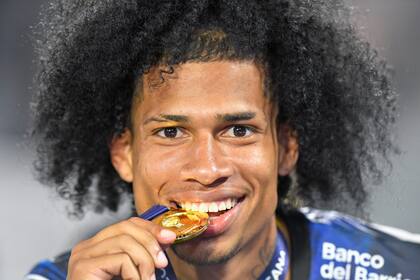 Marco Angulo, con la medalla de campeón de la Copa Sudamericana 2022, que obtuvo con Independiente del Valle ante Sao Paulo, en el estadio Mario Alberto Kempes, de Córdoba
