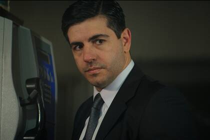 Marco Antonio Caponi como Luis Garrido, el "enemigo íntimo" de Iosi