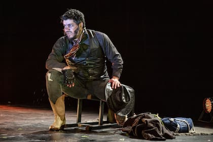 Caponi en El romance del Baco y la vaca, la obra que soñó, que produjo y que se cargó al hombro con entrega y convicción