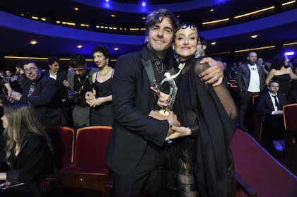 Marco Antonio Caponi junto a Monna Antonópulos, felices con el premio que se llevó el actor por su trabajo en La revista del Cervantes