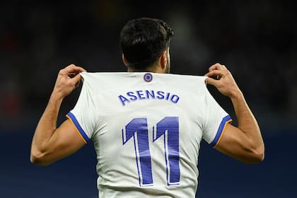 Marco Asensio enseña su camiseta tras marcar el segundo gol