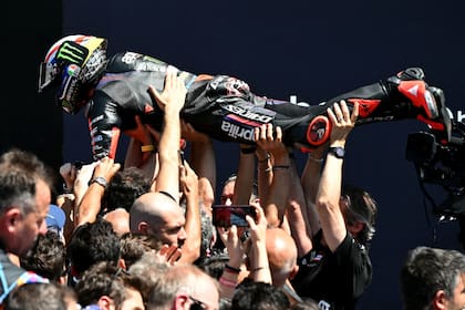 Marco Bezzecchi celebra como un rockstar su triunfo en el Gran Premio de Italia; el nacido en Rimini ganó por primera vez en Mugello