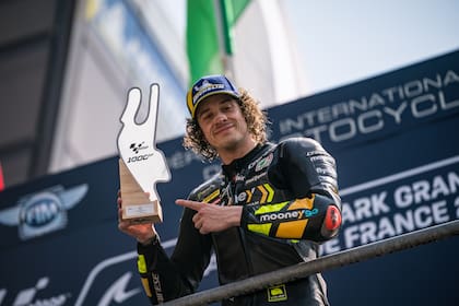 Marco Bezzecchi posa con el premio por ganar en Le Mans, Francia