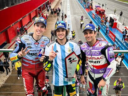 Marco Bezzecchi se subió al podio con la camiseta de la selección argentina de fútbol