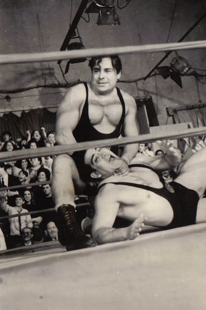 Marco Brando y Míster Chile, dos de las figuras de Titanes en el Ring, en los años 60