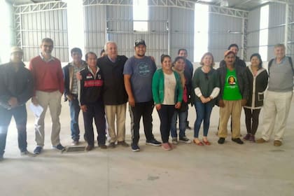 Marco Camagni (de sweater de colorado) junto a Jorge Srodek, jefe de Gabinete del Ministerio de Agroindustria de Buenos Aires, que invertirá más de $4,8 millones, con agricultores del proyecto