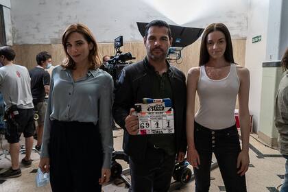 Marco de la O, junto a sus compañeras de elenco, Melisa Garat y María Abadi