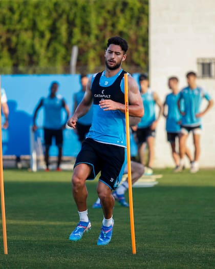 Marco Di Cesare en un entrenamiento de Racing; se afianzó en la defensa de la mano de Gustavo Costas