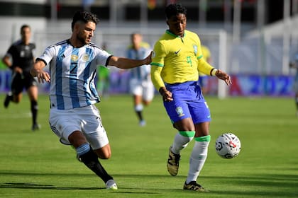 Marco Di Césare persigue a Endrick en un duelo ante Brasil; el defensor jugará ante Paraguay