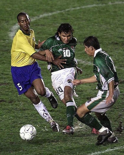 Marco Etcheverry, en un imagen de las eliminatorias para el Mundial 2002; el Diablito original, fue la figura que llevó a Bolivia a su último Mundial, en 1994