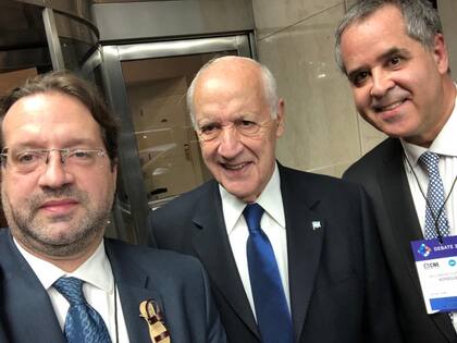 Durante el debate, el diputado Marco Lavagna, hijo de Roberto, llevó una sandalia como prendedor en homenaje a la foto que se hizo viral en la que el candidato llevaba puestas medias con sandalias