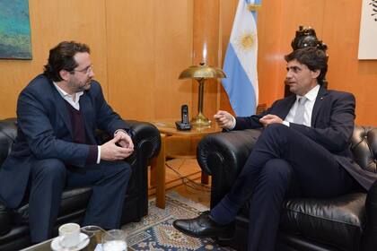 Marco Lavagna y el ministro Hernán Lacunza, ayer, en el Palacio de Hacienda