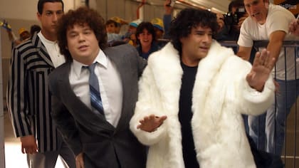 Marco Leonardi en Maradona, la mano de Dios. A su lado, Emiliano Kazcka como Jorge Cyterszpiller