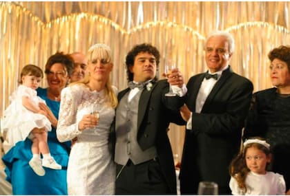 Marco Leonardi se puso en la piel de Diego para La Mano de Dios, un film del italiano Marco Risi. La escena recrea la boda del futbolista en el Luna Park: Julieta Díaz interpreta a Claudia Villafañe mientras que Juan Leyrado es Guillermo Coppola