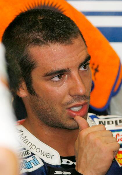 Marco Melandri, en tiempos en los que aceleraba a fondo con la moto, en 2007; ahora, levanta la voz en el micrófono