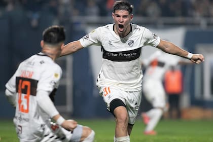 Marco Pellegrino festeja su único gol en la primera división, para Platense, en un 1-1 contra Gimnasia; el ex tenista, de 21 años, puede convertirse en la venta más onerosa de la historia del club de Vicente López 