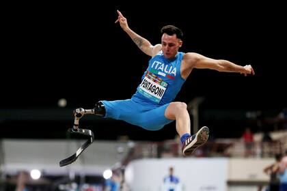 Marco Pentagoni de Italia en acción durante la final de salto de longitud masculino
