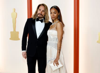 Marco Perego acompaña elegante a su esposa Zoe Saldaña