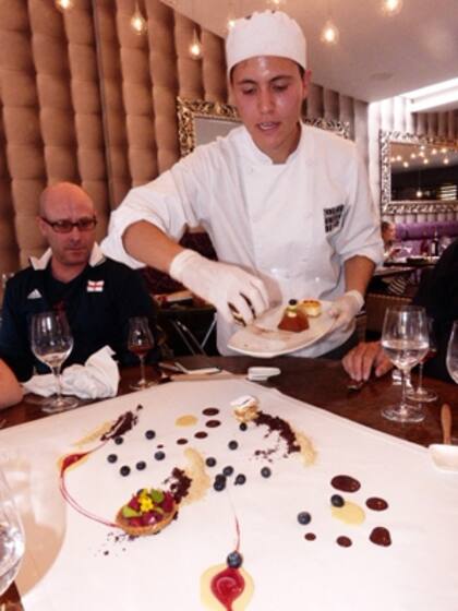Marco Raush observando como un experto sirve el postre en Criterion