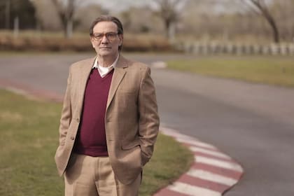 Marco Ricca como Miltão, el padre de Senna