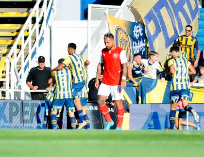 Marco Ruben abrió el marcador con un remate sorpresivo, al minuto de juego; el histórico goleador de Rosario Central dejará el fútbol cuando el equipo termine de disputar la Copa de la Liga Profesional, dentro de dos fechas.