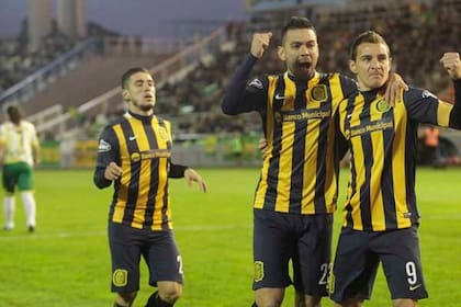 Marco Ruben festeja su gol con Nery Domínguez