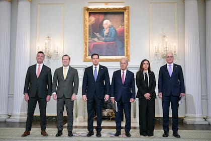 Marco Rubio junto a funcionarios norteamericanos, israelíes y libaneses antes de una reunión en el Departamento de Estado en Washington, el 14 de abril de 2026