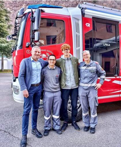 Marco Sinner en su trabajo como bombero, junto con Jannik, el tenista campeón de Wimbledon