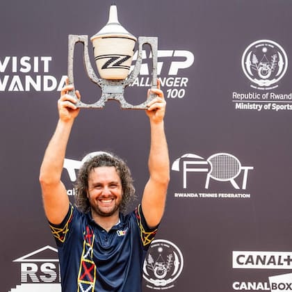 Marco Trungelliti con el trofeo del Challenger de Kigali, en Ruanda; es el séptimo título que gana de la categoría