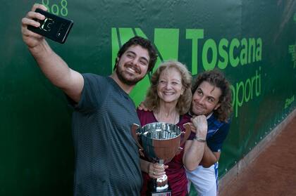 Tiempo de sonrisas para Marco Trungelliti: aquí, con su hermano (André) y su madre (Susana), tras coronarse campeón en Florencia.