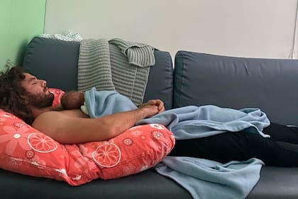 Marco Trungelliti fue papá por primera vez: en la imagen, descansando con Mauna en su pecho; este martes debutará en un Challenger en Tailandia 