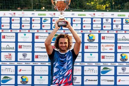 Marco Trungelliti encumbrando el trofeo tras ganar el Challenger de Florencia, Italia.