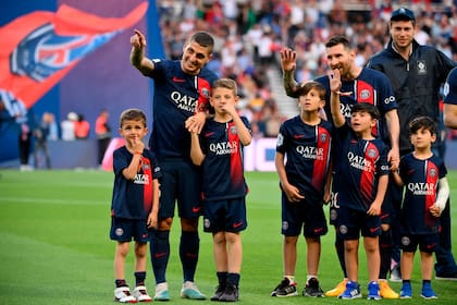 Marco Verratti y Lionel Messi, cada uno con sus hijos, en una imagen del último partido de la temporada pasada