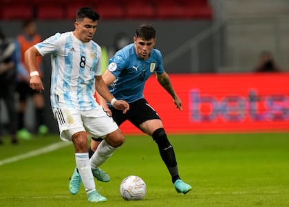 Marcos Acuña ante Giovanni González; el ex polifuncional de Racing suele rendir en el seleccionado argentino, en este caso, en lugar de Nicolás Tagliafico.